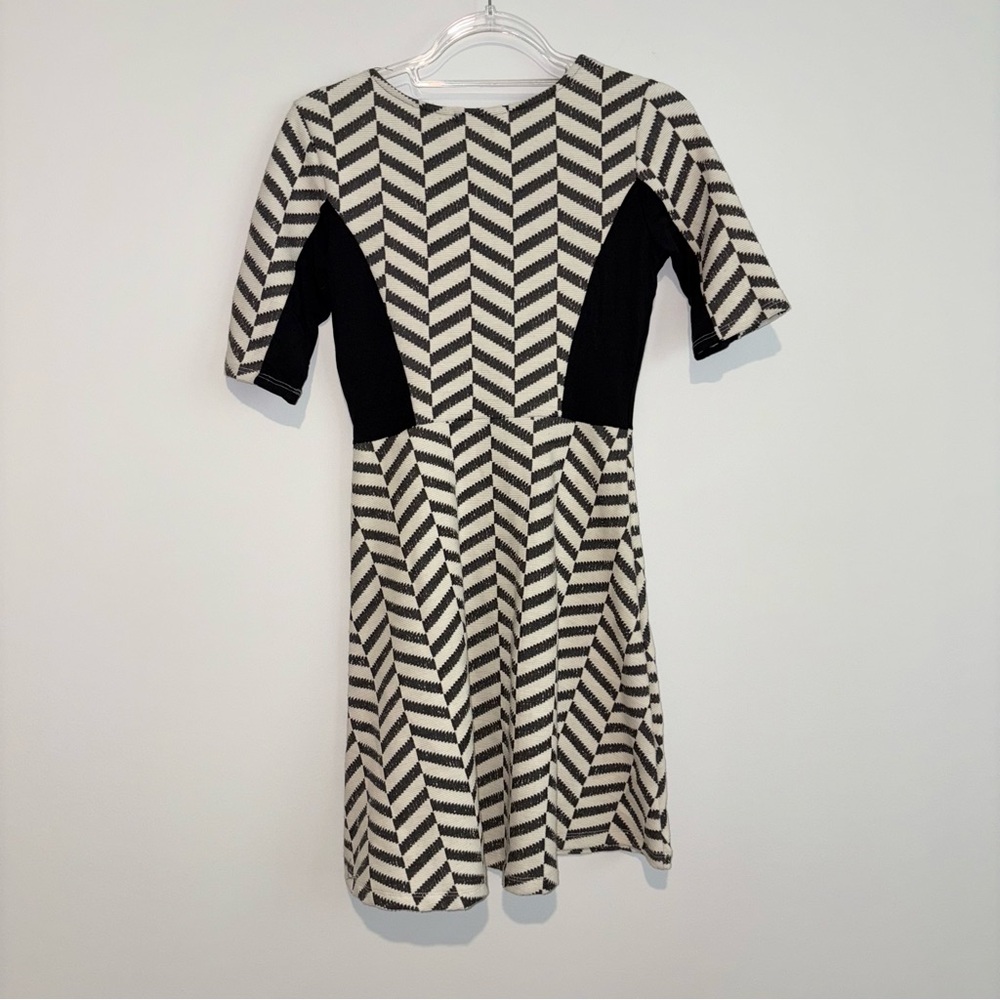 Le Lis Samia knit jacquard fit and flare sweater dress black and cream small - Picture 2 of 4